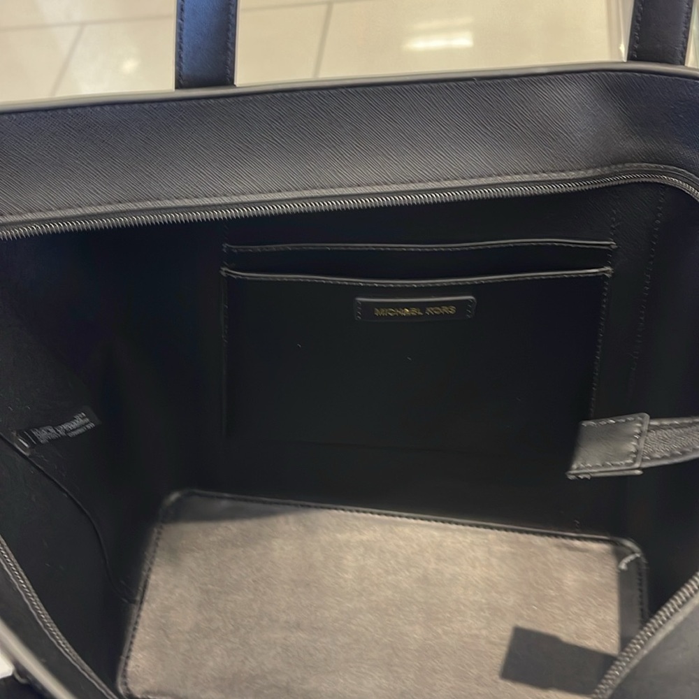 MICHAEL KORS 
Pratt Large Tote Shoulder Bag
COLOR BLACK
NWT - Picture 9 of 16